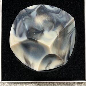 Marbled soap by UME Studio. Erode Batch No. 29
Scent: Jasmine Ylang Ylang